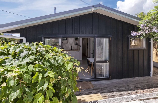 SUNLIT ABODE - LEIGH HOLIDAY HOME, family friendly in Leigh