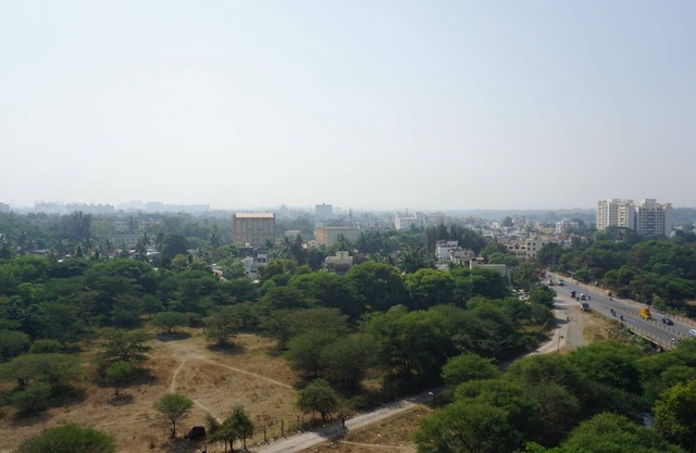 Apartamento iluminado por el sol con vistas al horizonte de la ciudad