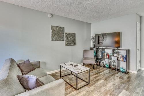 Sunlit Fresno Apartment 4 Mi to Old Town Clovis!