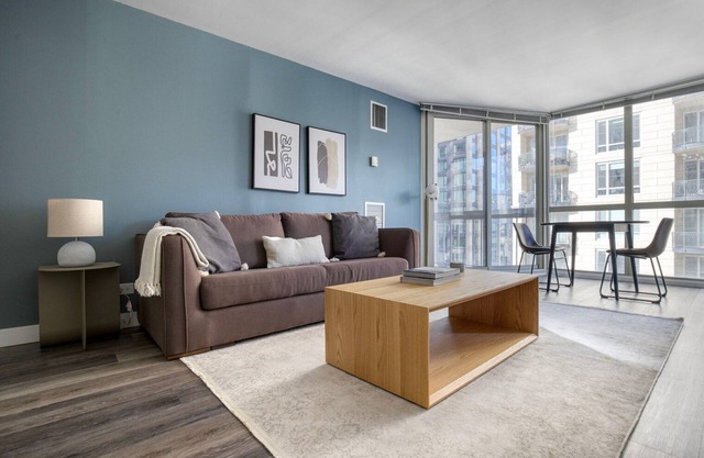 Sunlit Gold Coast 1BR w/ Gym & Lounge, 1 block to L, by Blueground