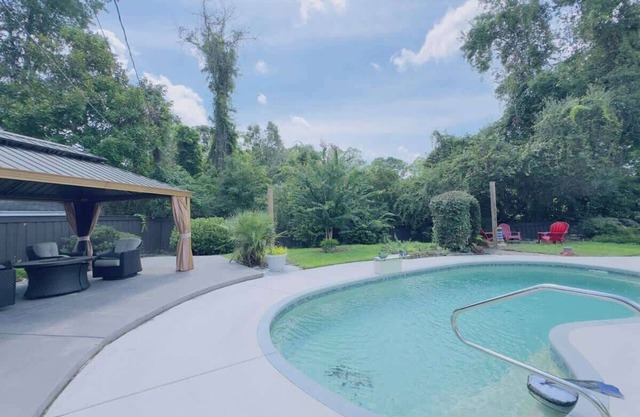 Sunlit Hideaway 3BR, 2BA house pool