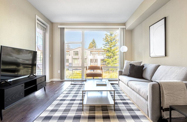 Sunlit Mountain View 2BR w/ Pool, Gym, BBQ, by Blueground