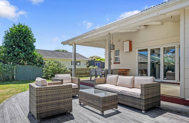 Sunlit Retreat - Te Horo Beach Holiday Home