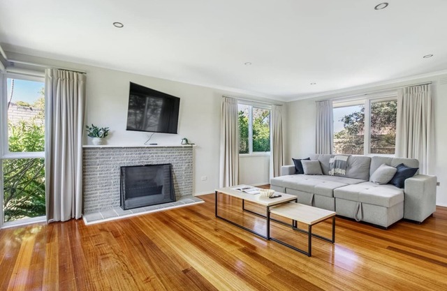 Sunlit Suburbia A Breezy Abode in Glen Waverley