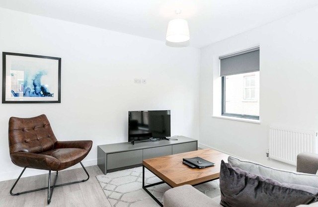 Sunny 2-Bed with Private Balcony – Minutes from Canary Wharf