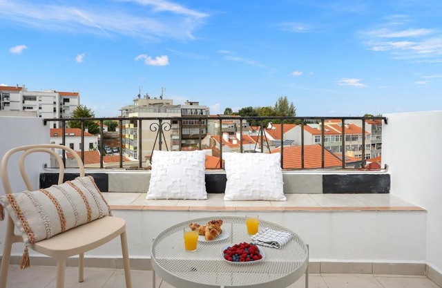 Sunny 2 bedroom apartment in Almada - Balconies with River View