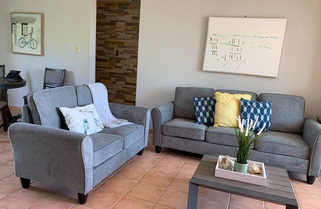Sunny 2-bedroom condo by the beach
