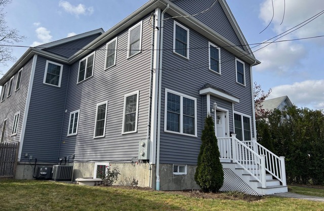 Sunny 2 BR townhouse near Charles. Bus/bike to Harvard, MIT, fin. distr. Dogs ok