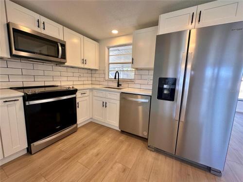 Sunny 2BR Getaway Near Beaches