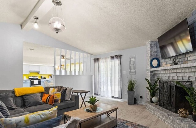 Sunny 3BR Grey & Yellow House