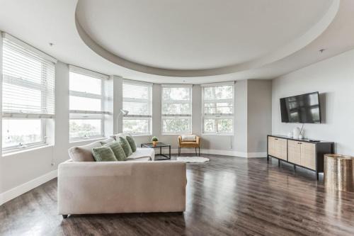 Sunny 3BR Santa Monica Retreat with Pool,Jacuzzi & Parking!