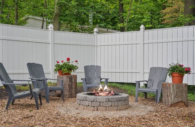 Sunny 3BR w/ Firepit + Game Yard | Walk to Green Lake