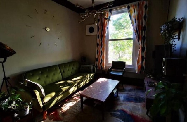 Sunny 3rd Floor Apartment Near Wellington & Metro