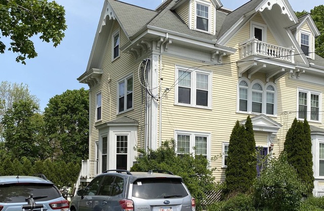 Sunny 3rd flr condo with balcony. 1.1 mi to Peggoty Beach. 0.8 mi to Front St