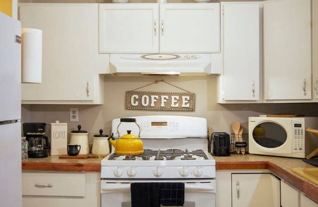 Sunny 4 Bed 2 Bath Providence