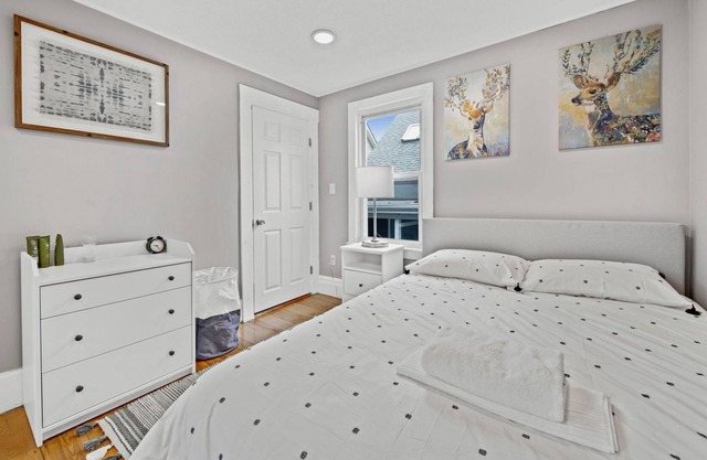 This apartment is a 4 bedroom(s), 2 bathrooms, located in Somerville, MA.