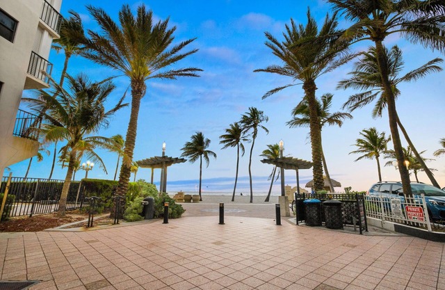 Sunny and Modern 1/1 + Rooftop & pool on the ocean