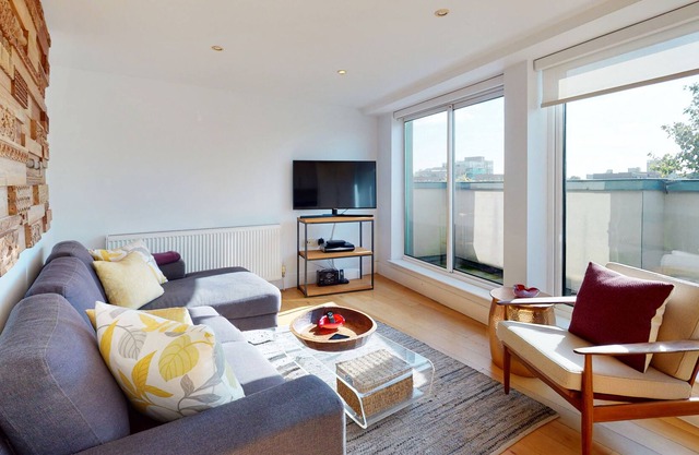 Sunny and quiet 2 bed Penthouse flat in Haggerston
