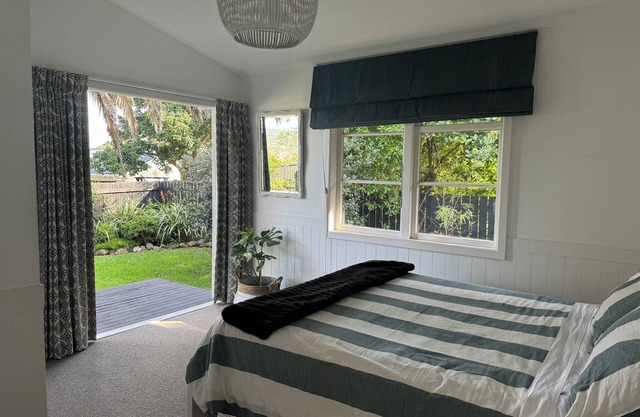 Sunny and so central waiheke bach,close to supermarket food trucks and buses.