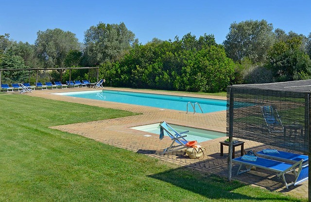 Soleado apartamento con terraza, piscina, barbacoa amigable para los niños y acceso privado a la playa