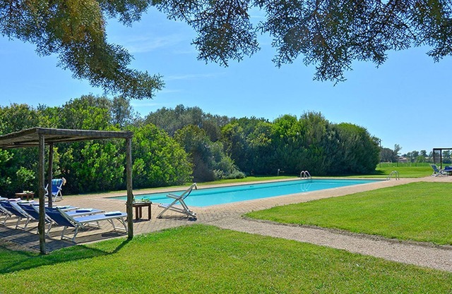 Soleado apartamento con terraza, piscina y acceso privado a la playa.