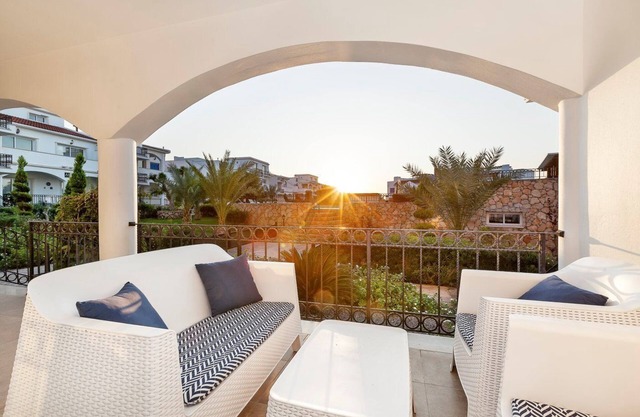 Sunny apartment by the pool