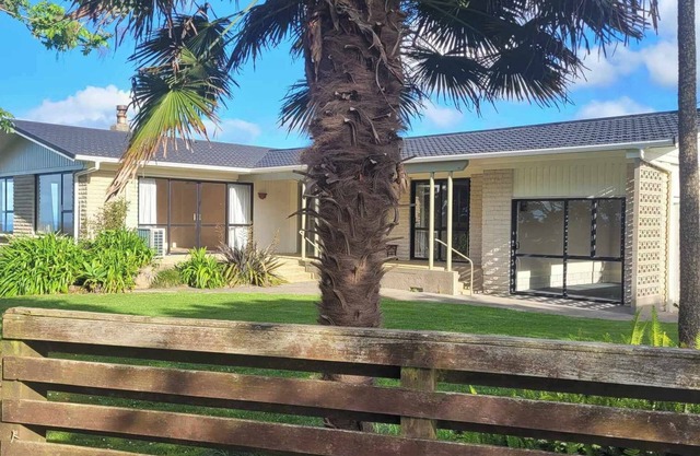 Sunny Awhitu Cottage / A Dozen Beach's to choose from 10 minutes away.