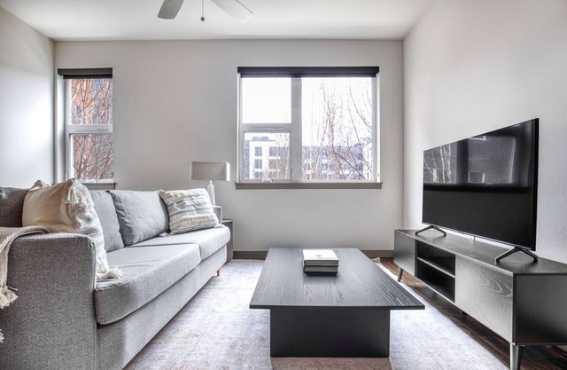 Sunny Ballard 1BR w/ Gym & Rooftop Deck, near shopping, by Blueground