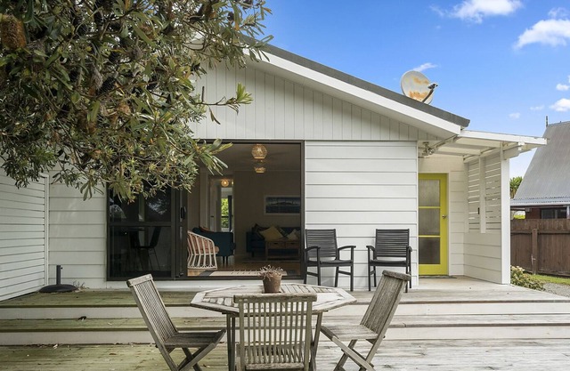 SUNNY BEACH BACH HIDEAWAY - PARAPARAUMU BEACH HOLIDAY HOME in Paraparaumu Beach