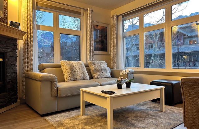 SUNNY BRIGHT King Bed Suite |Full Kitchen| A/C |Free Parking| Balcony| BBQ| Gym
