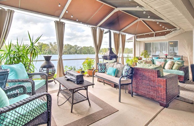 Sunny Brooksville Getaway w/ Furnished Lanai!
