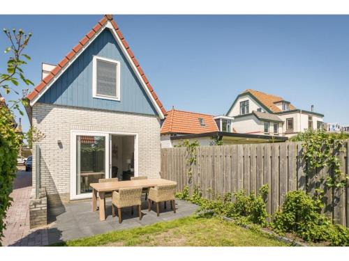 Sunny Bungalow in Heart of Texel