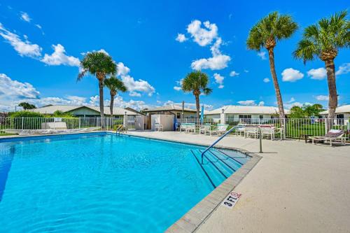 Sunny Canal-View Villa with Lanai in Sebring!