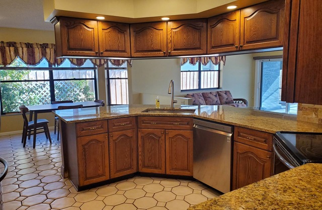 Sunny Citrus Retreat: Perfect for families!