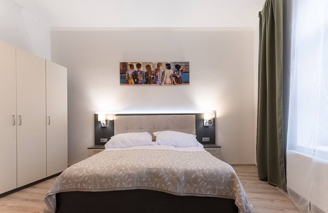 Soleado, cerca del centro con cocina privada, baño, TV y lavadora Apt