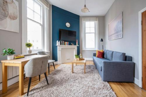 Sunny Corner Apartment in Center of London (2)
