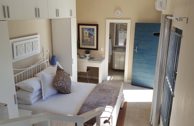 CASA SOLEADA EN LA CONFIGURACIÓN TRANQUILA DEL JARDÍN.