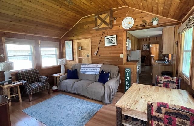 Sunny Cottage - Enjoy Shawano Lake - Dogs Welcome!