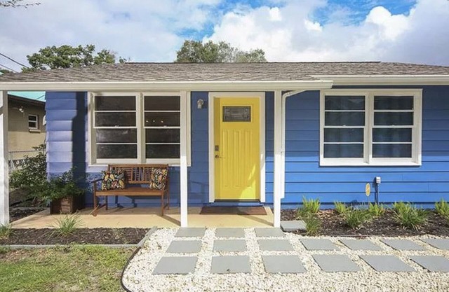 Sunny Cottage🌴half mile to Downtown-near famous beaches