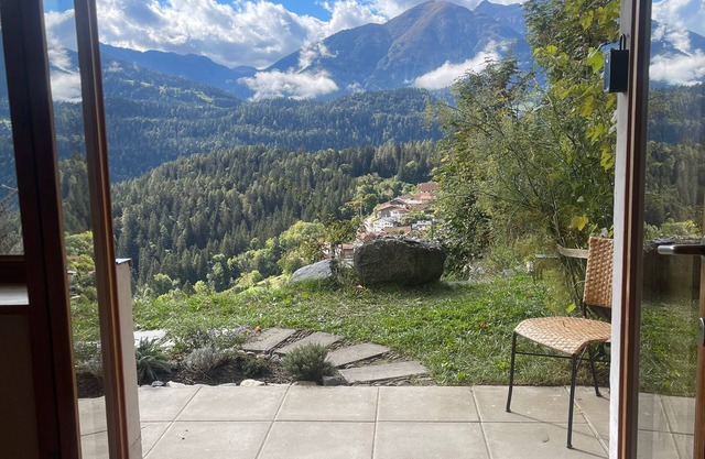 Sunny & cozy apartment with mountain view, very private, free parking, public transport
