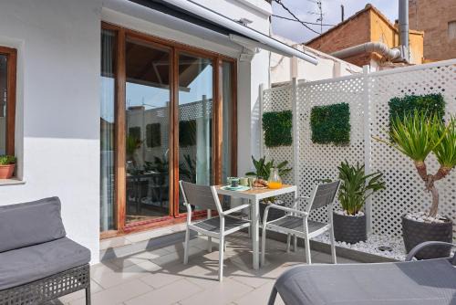 Sunny Cozy Penthouse with a Terrace at Plaza del Carmen