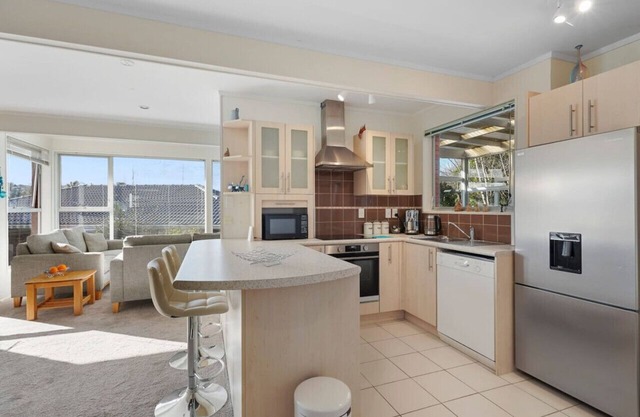 Sunny Delight Meadowbank with Lush Gardens