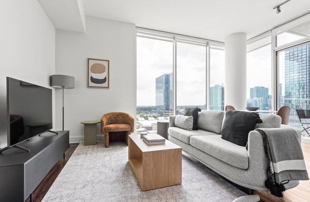 Sunny Downtown Austin 1BR w/ Gym, Pool & W/D, nr Rainey St, by Blueground