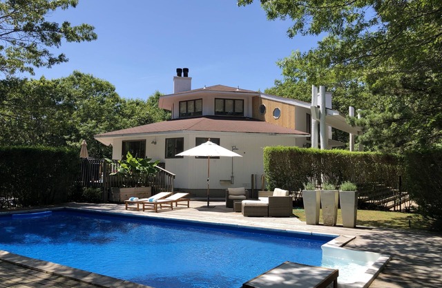 Soleado y elegante East Hampton Retreat con piscina climatizada