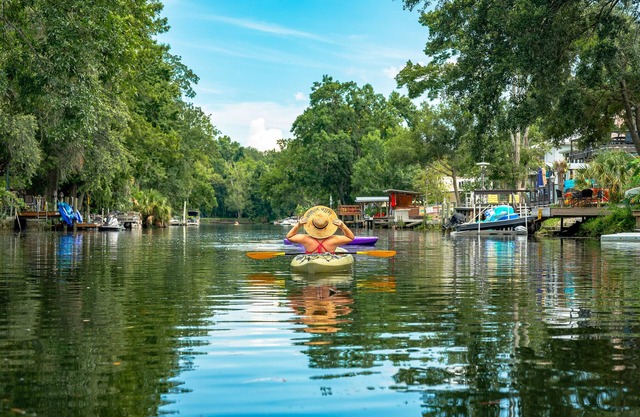FANTASTIC Waterfront Home: Your Weeki Wachee Escape! KAYAKS FIRE PIT HUGE YARD