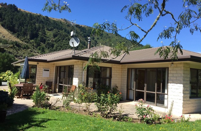 Sunny family farm house 1 minute to river and Great Taste cycle trail
