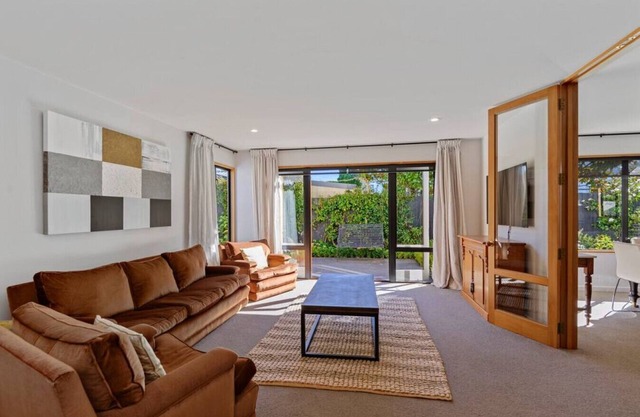 Sunny Family Home on Garden