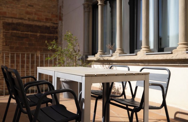 Sunny flat| Patio | Quiet stay in Gràcia
