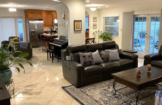 SUNNY FLORIDA VILLA. 20 minutes from beach, heated pool!