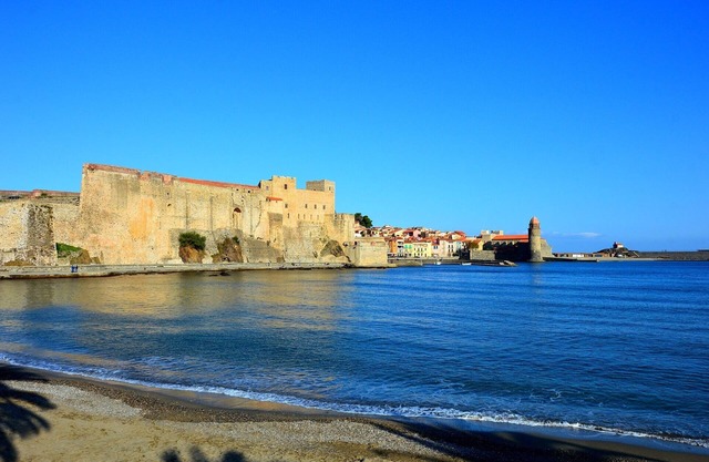 Soleado y encantador cerca del mar mediterráneo